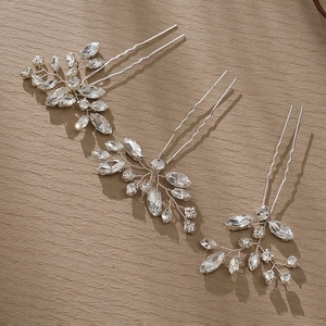 Détail macro de trois épingles à cheveux de mariée en argent avec cristaux scintillants