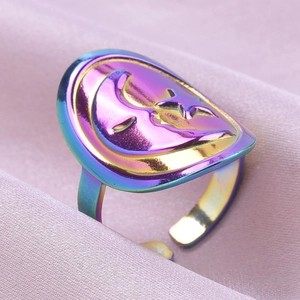 Vue macro d'une bague arc-en-ciel ajustable en acier avec gravure lune et étoiles