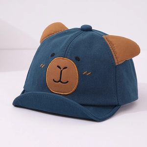Détail de la casquette bébé avec oreilles d'ours et broderie, vue sous un angle de 45°