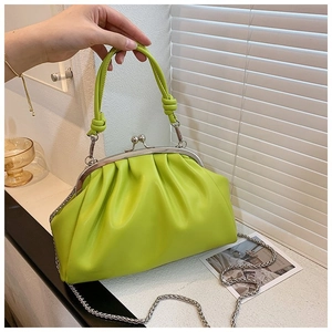 Gros plan détaillé du sac plissé vert fluo avec chaîne argentée et fermoir métallique