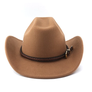 Détail d'un chapeau de cowboy en feutre marron avec bandeau en cuir tressé et boucle dorée