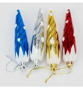 Dettaglio di quattro decorazioni natalizie a spirale in blu, oro, rosso e argento glitterato