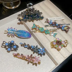 Assortiment exquis de barrettes en émail avec plumes, fleurs et cristaux brillants