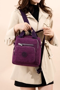 Détails du sac à langer en nylon violet avec fermetures éclair et sangle tissée