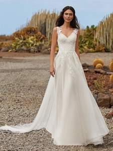 Elegant white lace embroidery wedding dress with V-neckline and long tulle train for bride