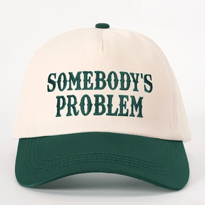 Cappellino retrò crema e verde scuro con ricamo Somebody's Problem sulla parte frontale