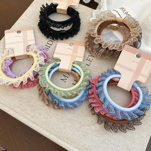Détail de chouchous élastiques en dentelle de diverses couleurs sur cartes de support