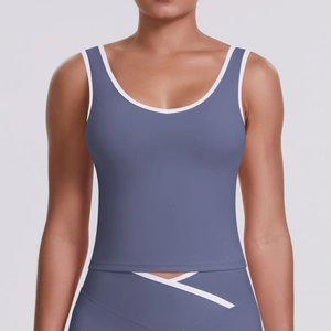 Détail du débardeur de sport gris-violet avec passepoil blanc contrasté pour yoga et gym