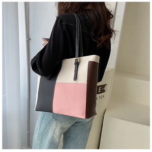 Detailaufnahme einer vierfarbigen Patchwork-Tragetasche mit Lederkontrast und Schultergurt