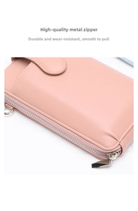 Dettaglio della borsa in ecopelle rosa con chiusura a zip in metallo argentato di qualità