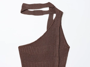 Detail eines dunkelbraunen Strickoberteils mit asymmetrischem Ausschnitt und Neckholder-Trägern