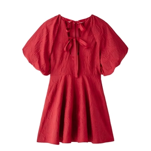 Robe rouge à manches bouffantes, dos nu avec nœuds pour look de fête de Noël chic