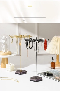Détail du porte-bijoux rotatif à 10 crochets avec base élégante à texture marbre