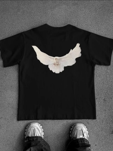 Μαύρο βαμβακερό T-shirt με τύπωμα λευκό περιστέρι στην πλάτη και χαλαρό casual στυλ