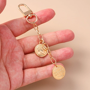 Vintage Coin Keychain Double Disc Queen Portrait Gold Tone Zinc Alloy Bag Charm Key Ring Pendant Trendy Accessory