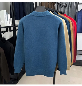 Detail van de geribbelde manchetten en zoom van gebreide herentruien in diverse kleuren