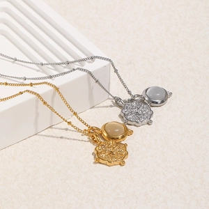 Colliers élégants plaqués or 18 carats avec pierre œil de chat et pendentifs texturés