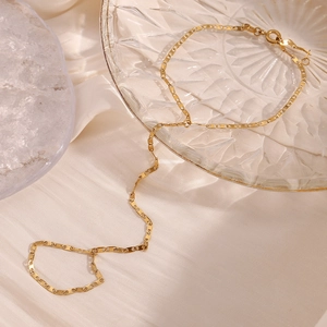 Gold-plated stainless steel slave bracelet with minimalist pig nose link design