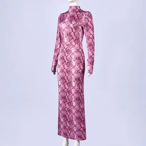 Détail de la robe serpent rose montrant le col haut et les manches avec passe-pouce