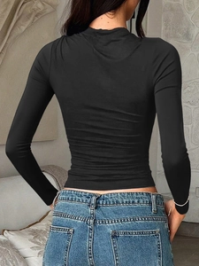 Haut moulant noir à manches longues style Y2K vue de dos montrant le tissu élastique