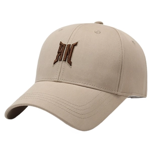 Klassische beige Baumwoll-Baseballkappe mit RN-Stickerei in 45-Grad-Seitenansicht