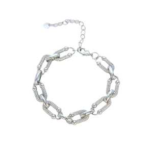 Pulsera de cadena plateada con micro pavé de cristales y cierre de langosta con dije de corazón