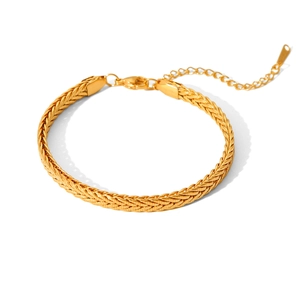 Détail du bracelet chaîne à maillons dorés réglable avec fermoir mousqueton