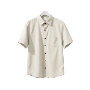 Detail eines beigen Kurzarmhemds mit Button-Down-Kragen und einer Brusttasche