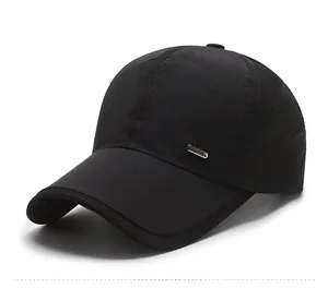 Dettaglio della maglia traspirante e dell'emblema in metallo sul cappuccio sportivo nero