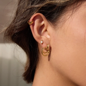 Ensemble de boucles d'oreilles en acier doré 18 carats avec zircon blanc sur mannequin