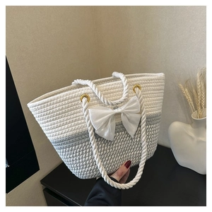 Détail du sac cabas tissé avec nœud blanc et texture en corde de coton dégradé gris