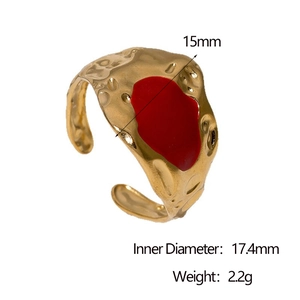 Détails d'une bague dorée de 17,4 mm avec émail rouge et texture martelée unique