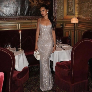 Vue détaillée d'une robe de soirée à paillettes argentées dans un restaurant de luxe