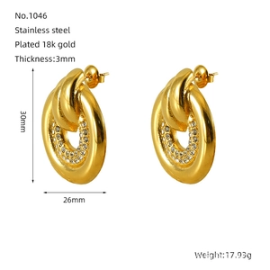 Détail de créoles en acier inoxydable plaqué or 18 carats avec dimensions précises