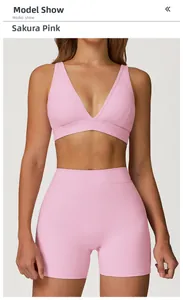 Vue de face d'un soutien-gorge de yoga sans couture et d'un short rose cerise