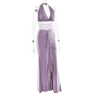 Détail d'une robe longue violette avec dentelle à la taille et effet de drapé sophistiqué