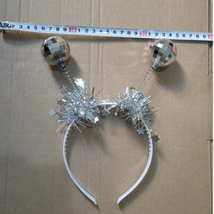 Cerchietto con palline da discoteca argento per Natale con metro e decorazioni