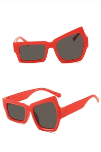 Vues de face et à 45 degrés des lunettes de soleil rouges irrégulières aux verres gris