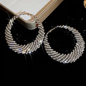 Orecchini a cerchio in argento scintillante con pavé di cristalli ed effetto stella