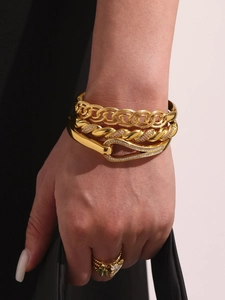Primo piano di set di tre braccialetti in oro 18K con pavé di zirconi sul polso della modella
