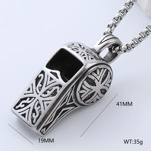 Vue macro détaillée du pendentif sifflet Viking argenté avec nœuds celtiques, 41mm x 19mm
