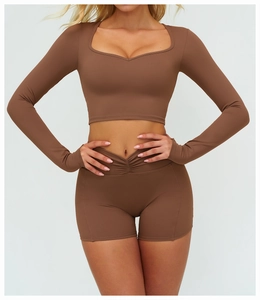Vue de face du haut de yoga marron et short avec détails froncés à la taille haute