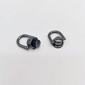 Detalle de remaches en D negros de metal con tornillo para bolsos y fundas de móvil DIY