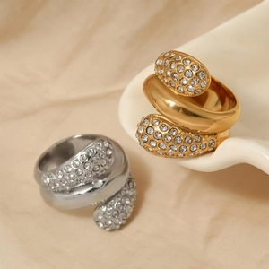 Funkelnder Wickelring mit Kristallen in Gold und Silber, minimalistischer Schmuckstil