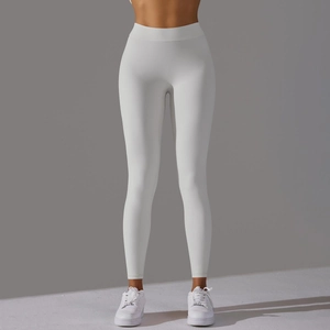 Détail du legging de yoga blanc à taille haute montrant le tissu et la coupe gainante