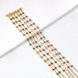 Bracciale in acciaio inossidabile dorato con ciondoli a cuore in smalto colorato