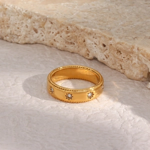 Bague en acier inoxydable plaqué or 18K ornée de motifs étoilés et de zircons