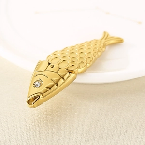 Pendentif poisson doré en acier inoxydable avec œil en cristal et détails d'écailles