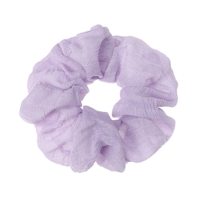 Franse geplooide paarse scrunchie met zachte textuur voor een elegante haarstijl