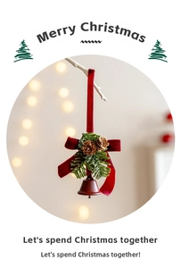 Detail der Weihnachtsglocke mit rotem Samtband, Tannennadeln und echten Zapfen